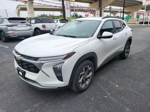 Summit White 2025 Chevrolet Trax LT