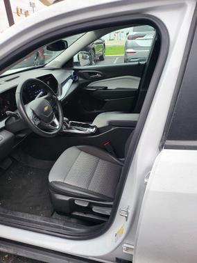 Summit White 2025 Chevrolet Trax LT