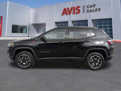 Diamond Black Crystal Pearlcoat 2025 Jeep Compass Trailhawk
