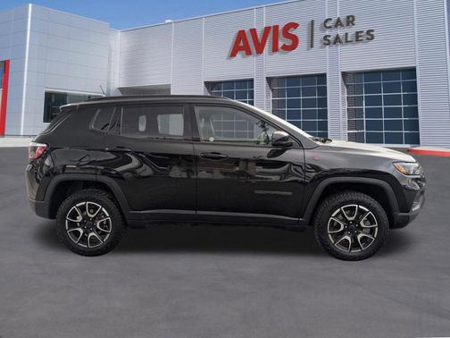 Diamond Black Crystal Pearlcoat 2025 Jeep Compass Trailhawk