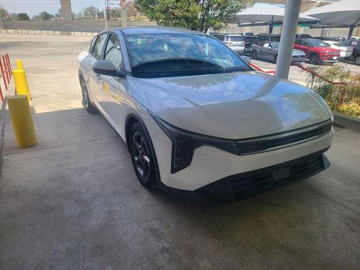 Snow White Pearl 2025 Kia K4 LXS