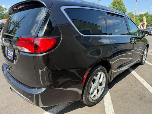 Brilliant Black Crystal Pearlcoat 2017 Chrysler Pacifica Touring-L