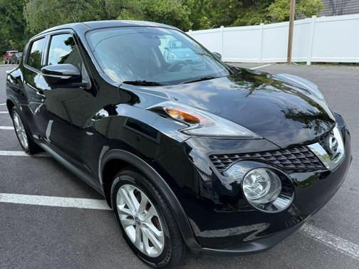 Black 2015 Nissan Juke SV
