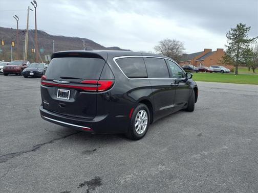 2023 Chrysler Pacifica Touring-L