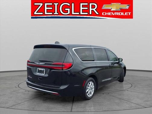 2023 Chrysler Pacifica Touring-L
