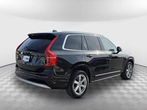 2022 Volvo XC90 T5 Momentum