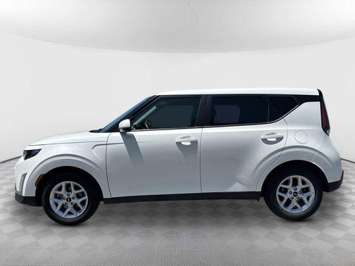 Snow White Pearl 2023 Kia Soul LX