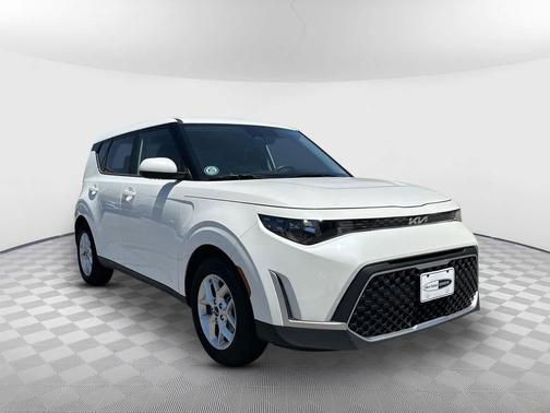 Snow White Pearl 2023 Kia Soul LX