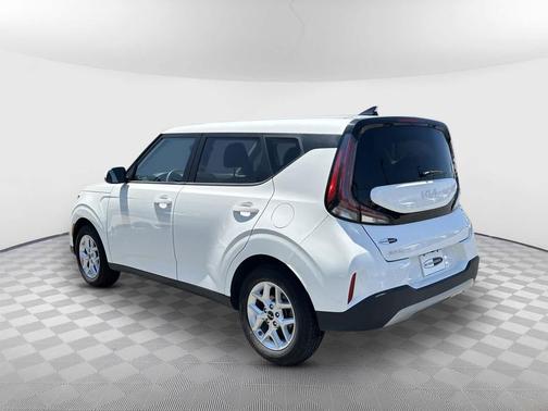 Snow White Pearl 2023 Kia Soul LX