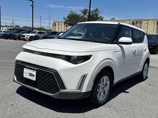 Snow White Pearl 2023 Kia Soul LX