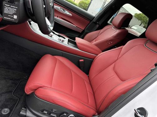 Uyuni White 2026 Genesis GV70 2.5T Sport Prestige