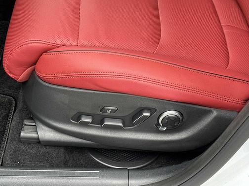 Uyuni White 2026 Genesis GV70 2.5T Sport Prestige