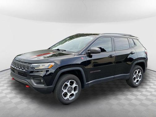 Diamond Black Crystal Pearlcoat 2022 Jeep Compass Trailhawk