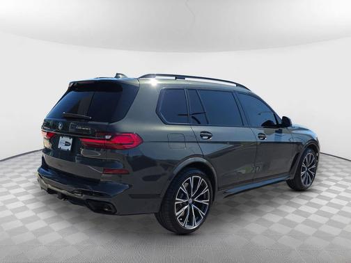 2022 BMW X7 M50i