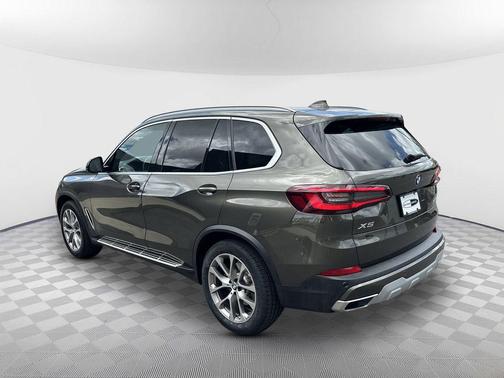 Manhattan Green Metallic 2022 BMW X5 sDrive40i