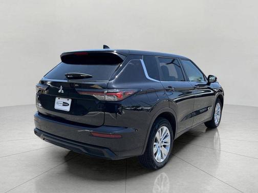 Labrador Black Pearl 2025 Mitsubishi Outlander ES