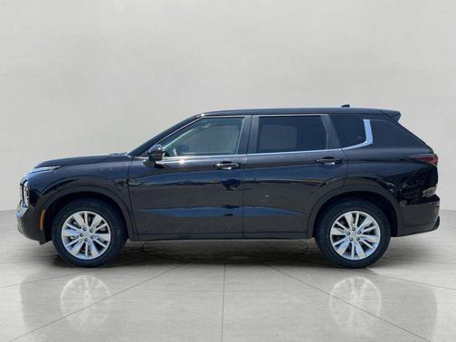 Labrador Black Pearl 2025 Mitsubishi Outlander ES