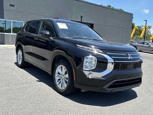 Labrador Black Pearl 2025 Mitsubishi Outlander ES