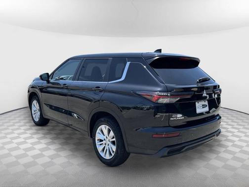Labrador Black Pearl 2025 Mitsubishi Outlander ES