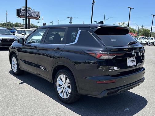Labrador Black Pearl 2025 Mitsubishi Outlander ES