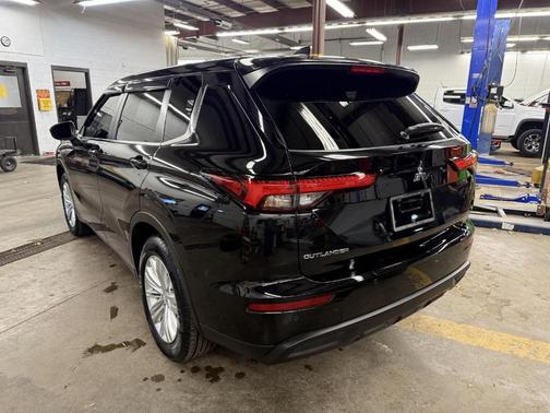 2024 Mitsubishi Outlander ES