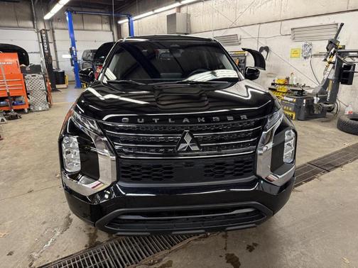 2024 Mitsubishi Outlander ES