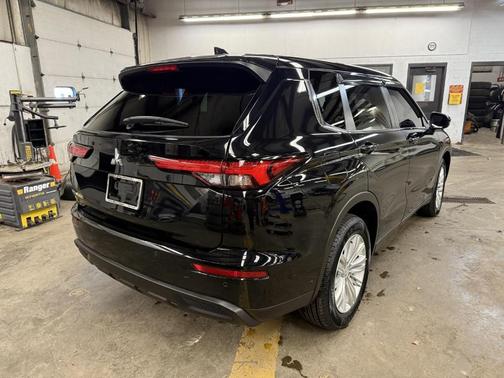 2024 Mitsubishi Outlander ES