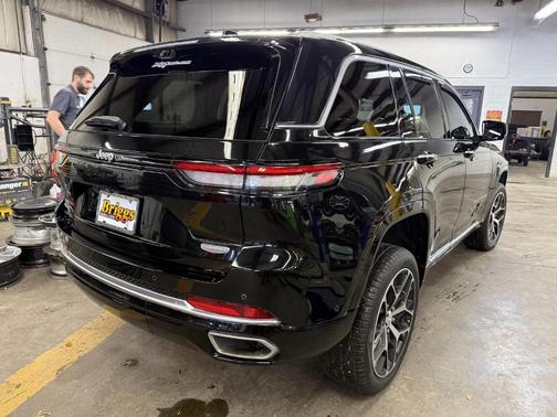 2022 Jeep Grand Cherokee Summit
