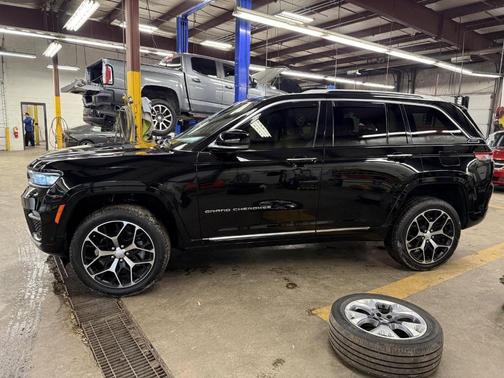 2022 Jeep Grand Cherokee Summit