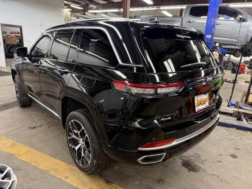 2022 Jeep Grand Cherokee Summit