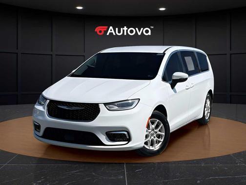 Bright White Clearcoat 2023 Chrysler Pacifica Touring L