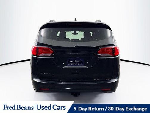 Brilliant Black Crystal Pearlcoat 2019 Chrysler Pacifica Touring-L Plus