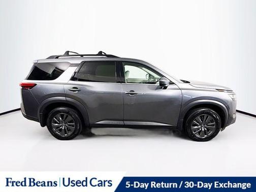 2022 Nissan Pathfinder SV