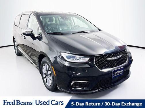 Brilliant Black Crystal Pearlcoat 2023 Chrysler Pacifica Hybrid Limited