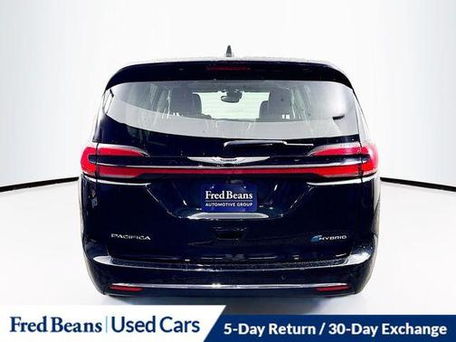Brilliant Black Crystal Pearlcoat 2023 Chrysler Pacifica Hybrid Limited