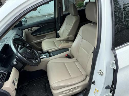 Platinum White Pearl 2020 Honda Pilot Touring 8-Passenger