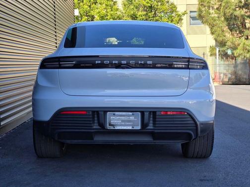 Ice Grey Metallic 2025 Porsche Macan Macan Electric 4