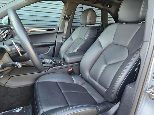 Dolomite Silver Metallic 2025 Porsche Macan Macan