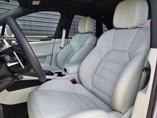 Dolomite Silver Metallic 2026 Porsche Macan Macan GTS