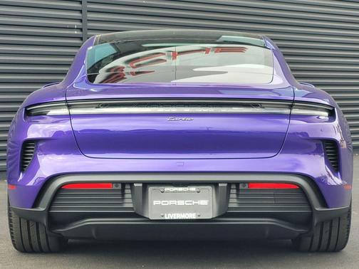 Sky 2025 Porsche Taycan Turbo