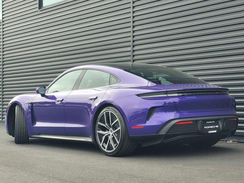 Sky 2025 Porsche Taycan Turbo