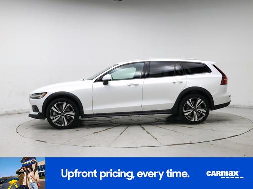 White 2024 Volvo V60 Cross Country B5 Plus