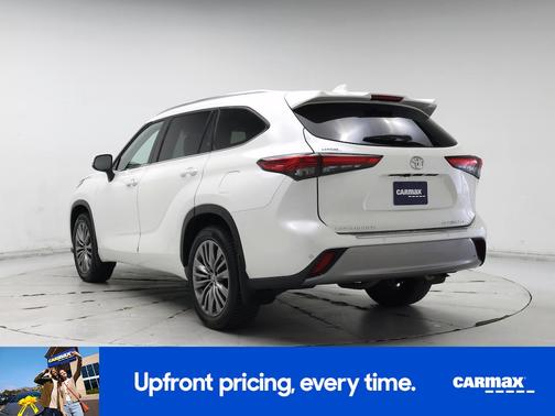 White 2021 Toyota Highlander Platinum