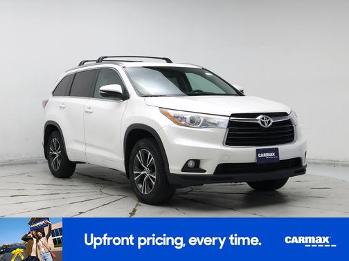 White 2016 Toyota Highlander XLE