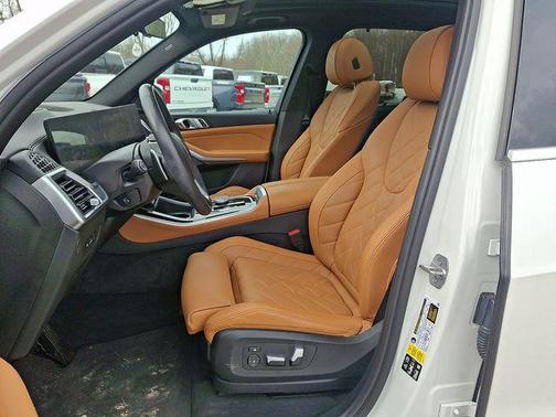 White 2024 BMW X5 xDrive40i