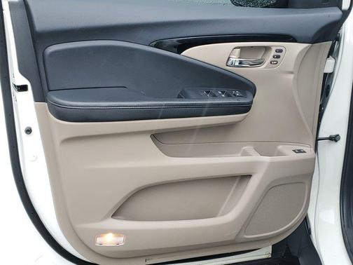 White 2019 Honda Pilot Touring 8-Passenger