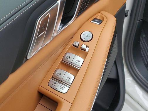 Mineral White Metallic 2026 BMW X7 xDrive40i
