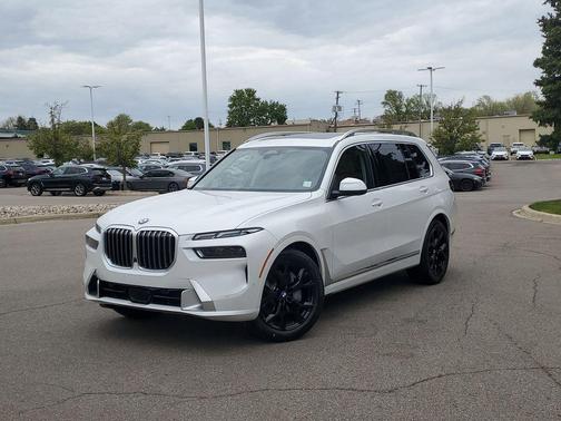 Mineral White Metallic 2026 BMW X7 xDrive40i