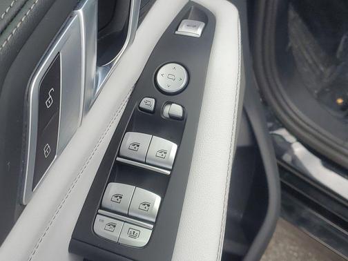 Black Sapphire Metallic 2024 BMW X7 xDrive40i