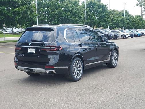 Black Sapphire Metallic 2024 BMW X7 xDrive40i